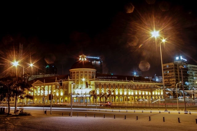 O brilho de Luanda à noite, Colete com bolsos, Agarre o Mundo