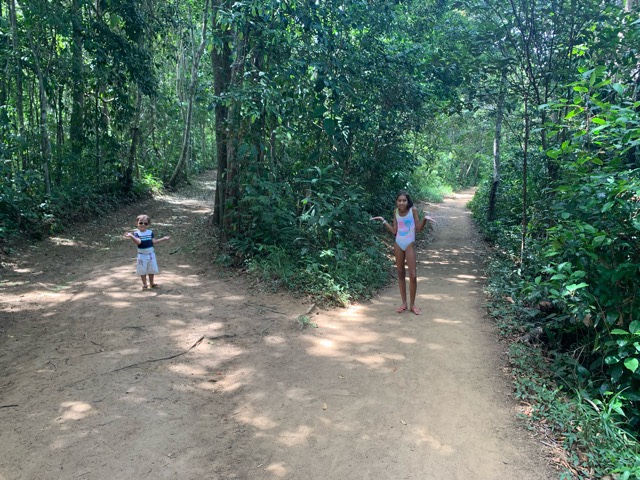 Sofia e Tiago andando na trilha da praia de Jeribucaçu, Itacaré, Agarre o Mundo