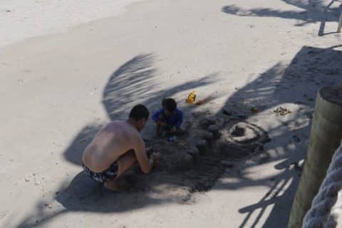 Agarre o Mundo, Tiago e papai brincando de carrinho na areia. Hibisco- Alagoas.