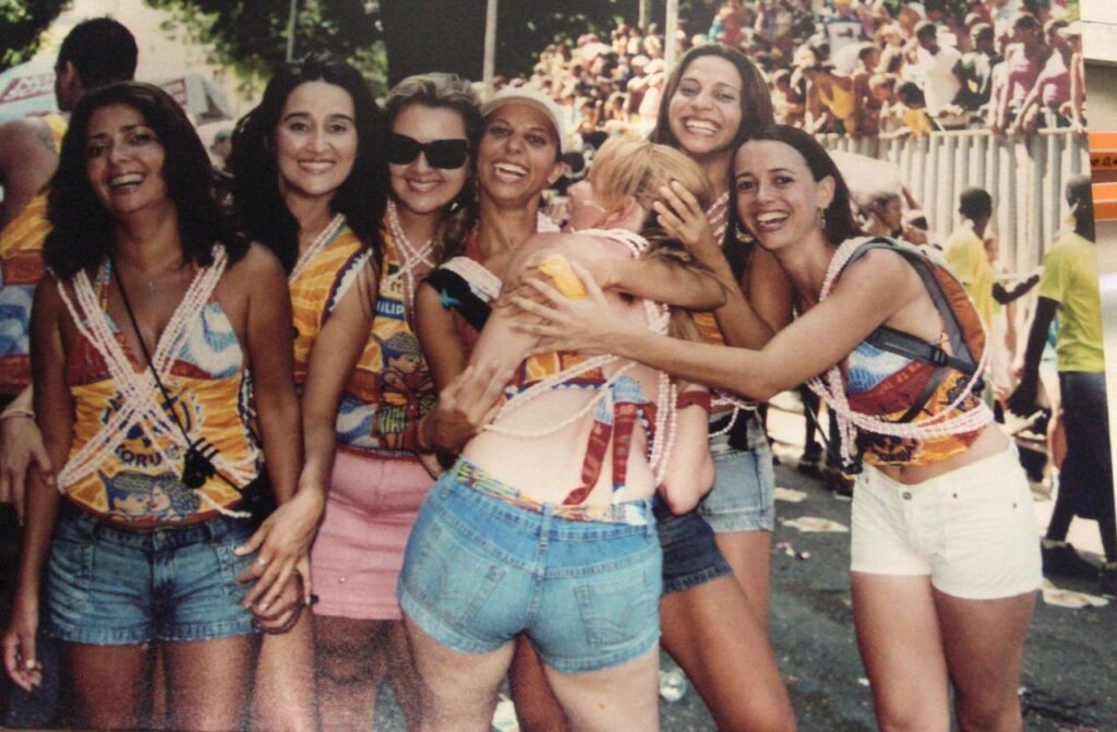 Carnaval de Salvador, sendo cuidada por Dona Shirle.,  Agarre o Mundo