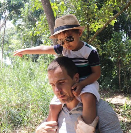 Tiago no pescoço do papai na trilha Itacaré, Agarre o Mundo