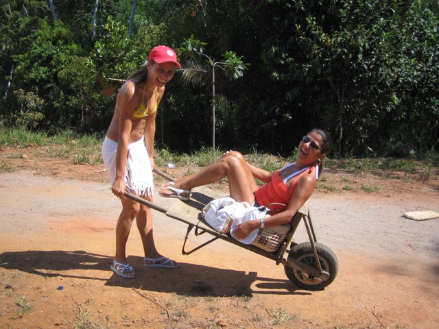 Jana brincando de carregar a Shirley em Itacaré, Agarre o Mundo