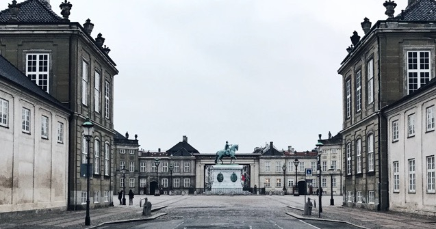 Palácio de Amelienborg, Copenhagen, Agarre o Mundo