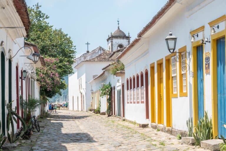 Rua e antigas casas coloniais portuguesas no centro histórico de Paraty