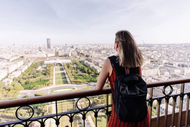 Turista contemplando Paris