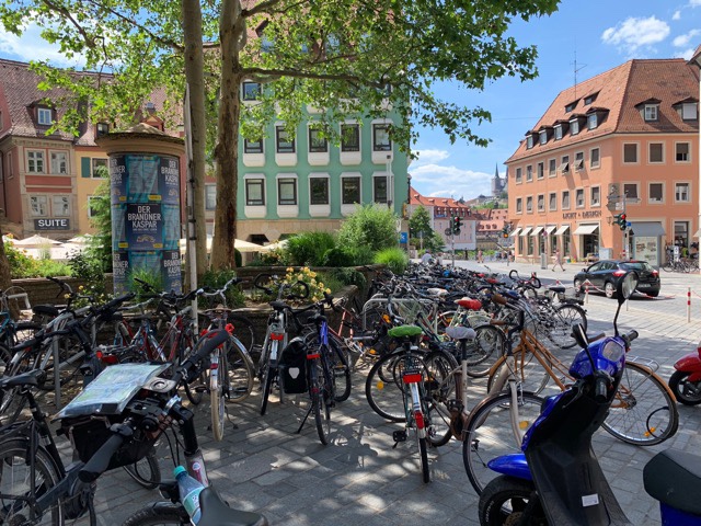 Estacionamento de Bikes em Bamberg, Alemanha, Agarre o Mundo
