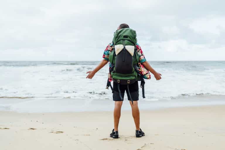 Homem nômade digital na praia