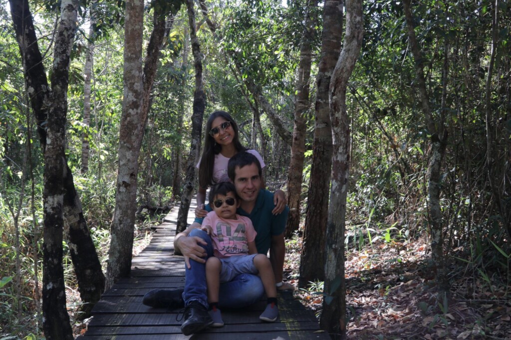 Crianças conectando com a natureza, Cachoeira Loquinhas, Chapada dos Veadeiros