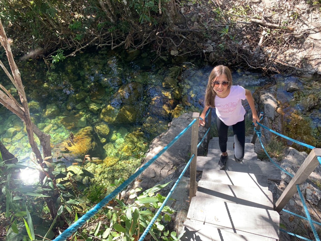 Sofia na trilha violeta, Cachoeira Loquinhas, Chapada dos Veadeiros