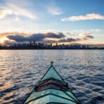 Passeio de caiaque por Vancouver Downtown Skyline ao fundo