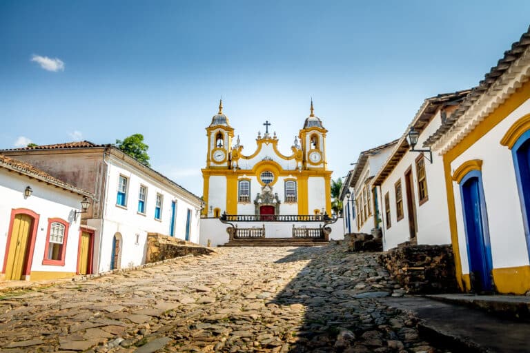 Casas coloniais coloridas e igreja na cidade de Tiradentes - Minas Gerais, Brasil