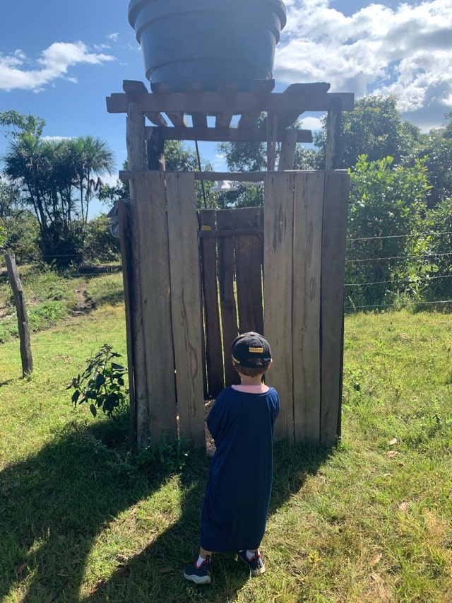 Tiago estudando o banheiro nada privativo, Complexo do Canjica