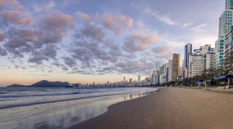 Vista panorâmica do horizonte de Balneário Camboriú ao pôr do sol - Balneário Camboriú, Santa Catarina, Brasil