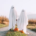 Halloween - crianças fantasiadas de fantasmas